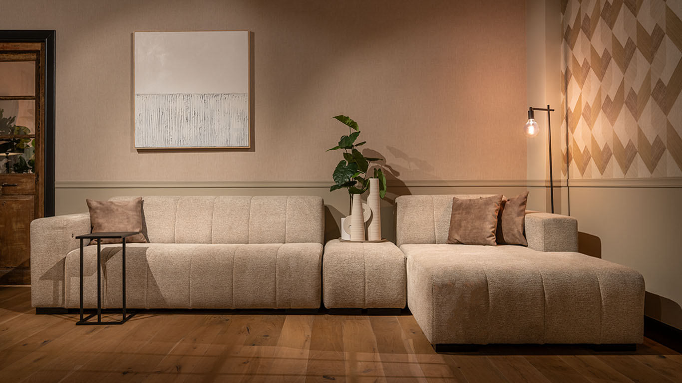 UrbanSofa-Pascalle-Loungebank-met-hocker-in-Rio-Desert-1